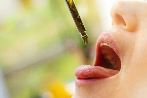 Einnahme CBD ÖL mit pipette